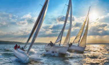 Drei Segelboote auf dem Wasser