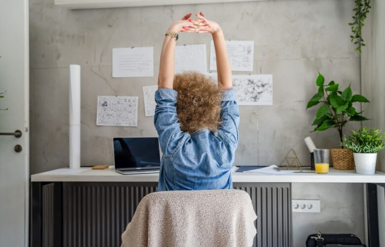 Stretching vor dem Schreibtisch