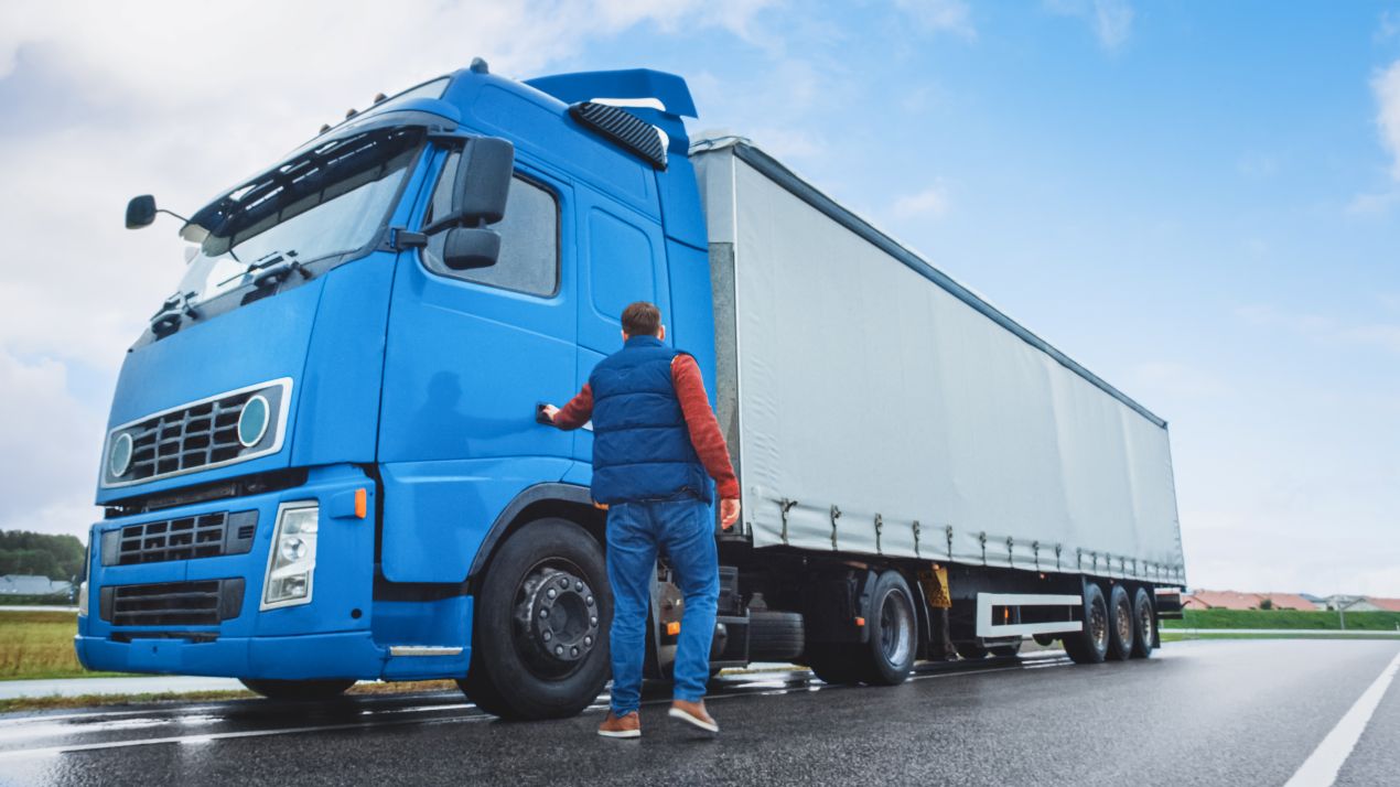 Berufskraftfahrer kontrolliert seinen Lkw vor der Abfahrt – ein wichtiger Bestandteil moderner czv Kurse für mehr Sicherheit.