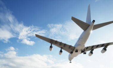 Flugzeug im Landeanflug mit blauem Himmel und Wolken – Tipps für stressfreies Parken am Flughafen Nürnberg