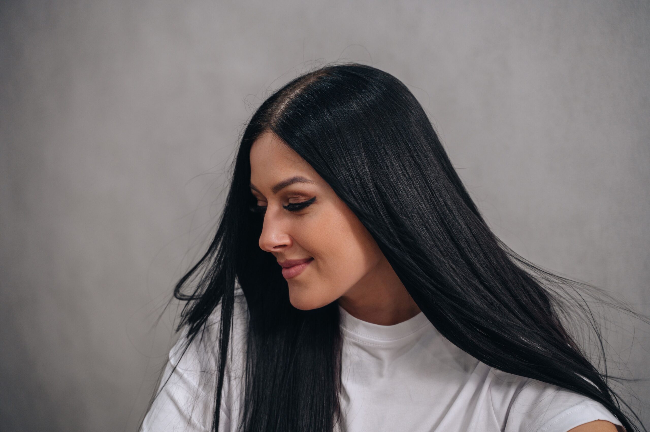 Extensions_Frau_schwarze Haare_fuer_einen_neuen_Look