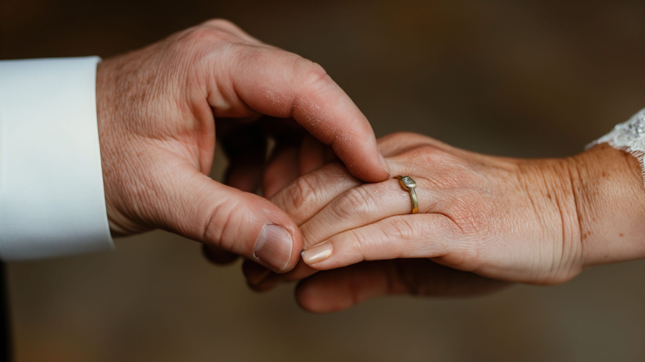 Zwei Hände und ein Ring als Symbol für Liebe, Vertrauen und Verbundenheit