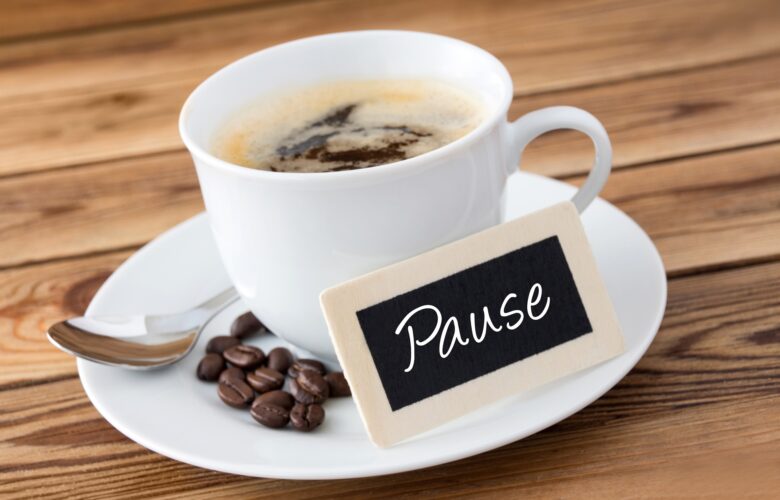 Pause mit Kaffee und Manuka Honig