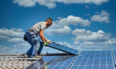 Reinigung Solaranlage durch Fachkräfte auf dem Dach