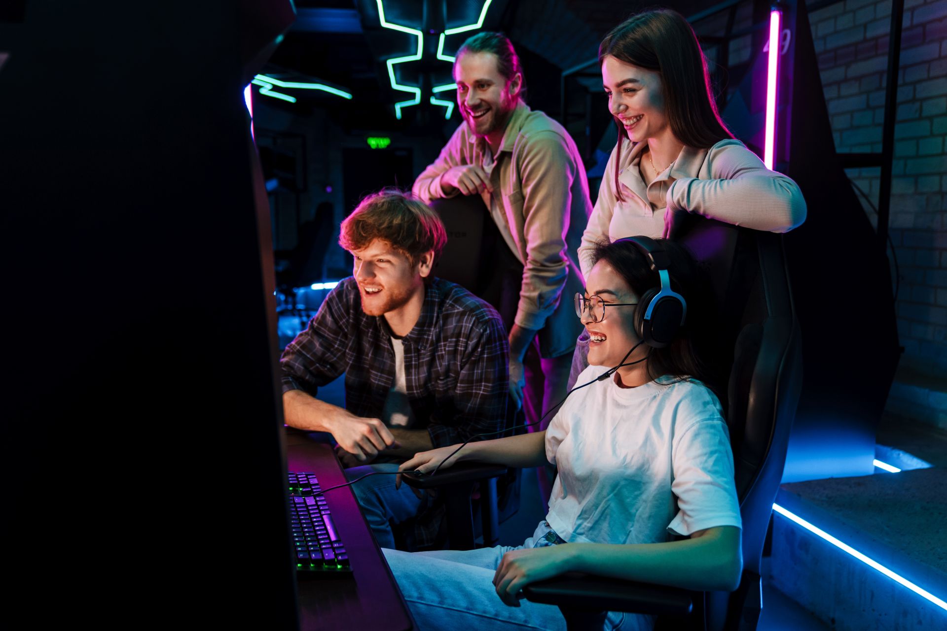 gamer community spielt gemeinsam auf eigenem server in neon beleuchteten Raum