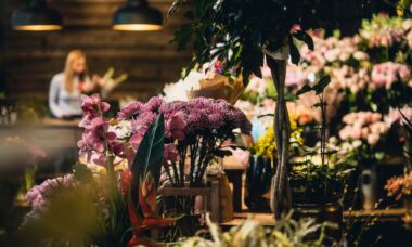 Blumenarrangements und Dekoideen im Floristikladen als Inspiration fuer Events – ideal kombinierbar mit tischdecken mieten fuer festliche Wirkung