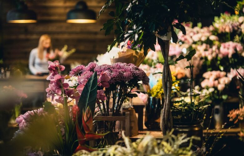 Blumenarrangements und Dekoideen im Floristikladen als Inspiration fuer Events – ideal kombinierbar mit tischdecken mieten fuer festliche Wirkung