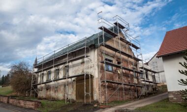 Altes Gebäude eingerüstet zur Sanierung | Fensterbauer Wuppertal