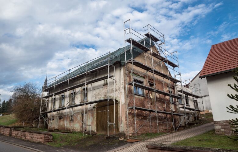 Altes Gebäude eingerüstet zur Sanierung | Fensterbauer Wuppertal