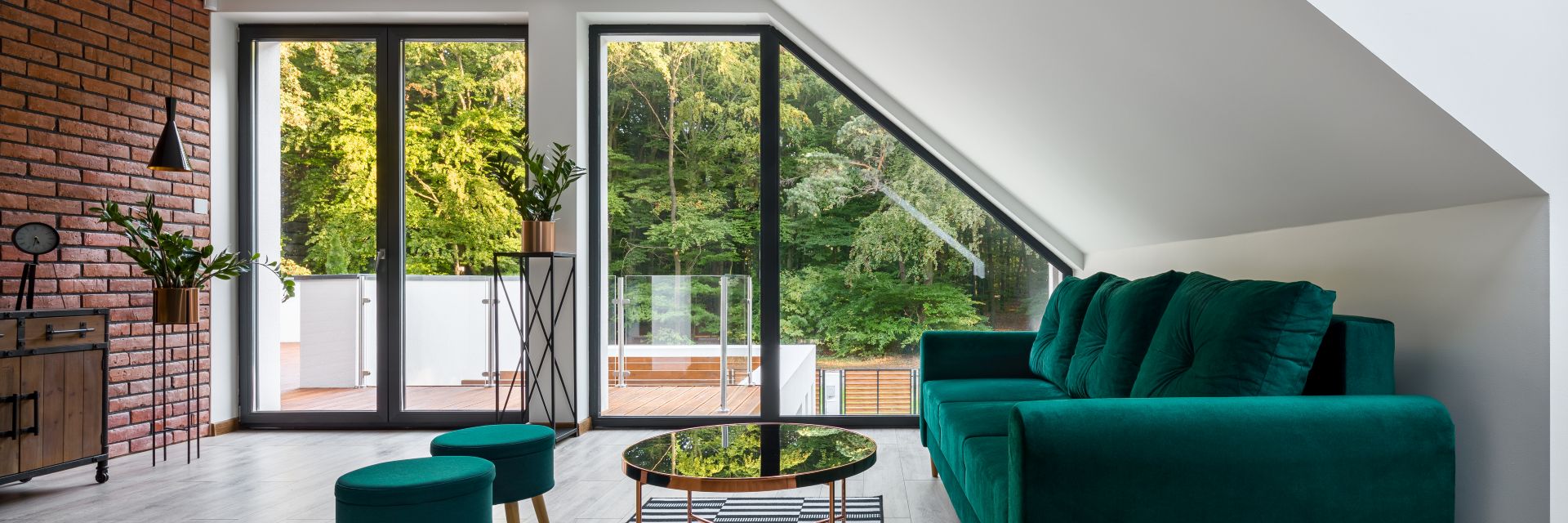 Modernes Dachgeschoss mit grosser Fensterfront und gruenem Ausblick, energieeffiziente Loesung vom Fensterbauer Wuppertal