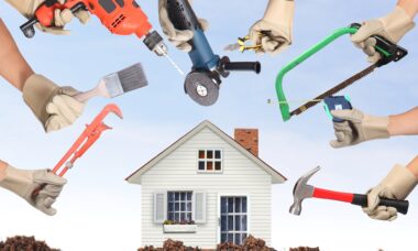 Hausmodell umgeben von Handwerker-Werkzeugen am Himmel | Prüfung PV-Anlagen