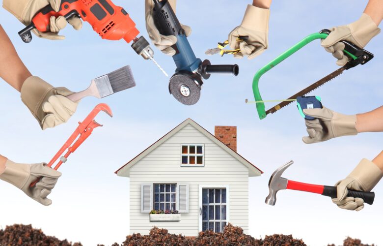 Hausmodell umgeben von Handwerker-Werkzeugen am Himmel | Prüfung PV-Anlagen