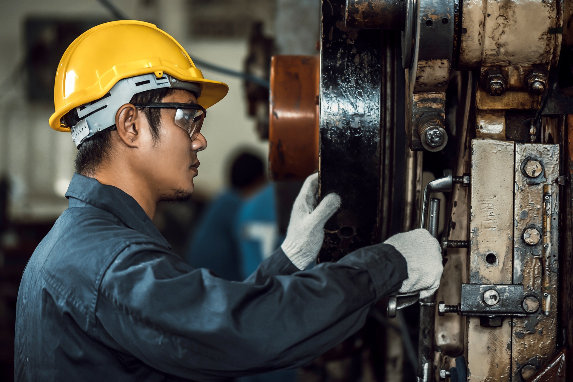 Mechaniker wartet große Industriemaschine mit Werkzeug | Hydraulik Schnellkupplung