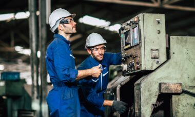 Zwei Facharbeiter bedienen Kontrollpult der Maschine | Hydraulik Schnellkupplung